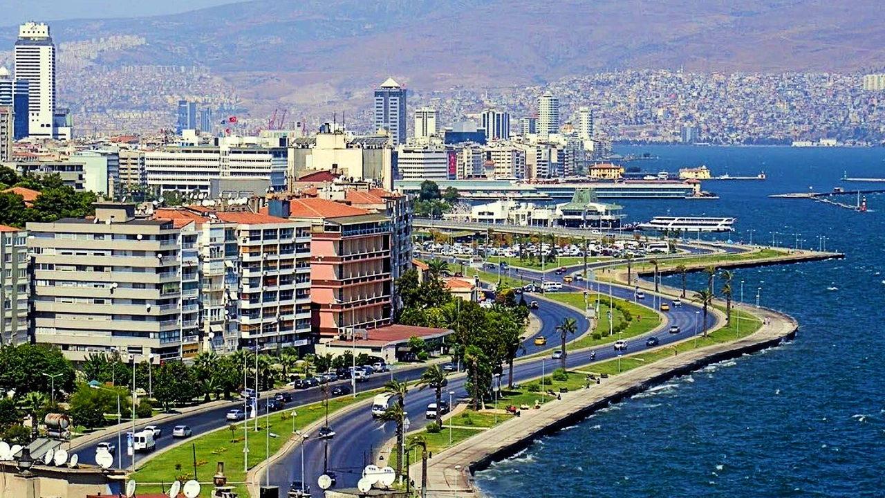 is Izmir safe for tourists